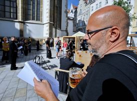 Dění v brněnských ulicích rozvířilo Divadlo Husa na provázku veřejnou zkouškou inscenace Směšná interpretace. Herci se zastavili na osmi různých místech, kde postupně přečetli a ztvárnili hru, jež se má stát osobitou poctou Milanu Kunderovi. Happening připravil režisér Vladimír Morávek (na snímku).