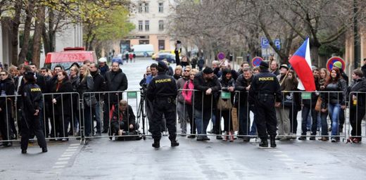 Kvůli akci Blok proti islámu a prezidenta republiky Zemana ochranka odmítla 17. listopadu dopoledne pustit studenty ke studentské pamětní desce na Albertově.