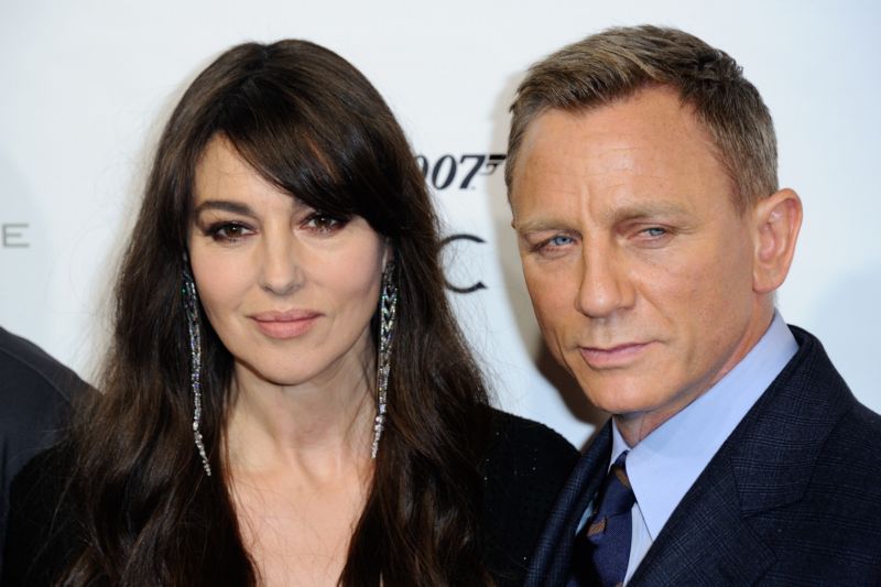 Líbací scény včetně těch mezi představitelem Jamese Bonda Danielem Craigem a Bond Girl Monicou Bellucciovou se budou zkracovat.