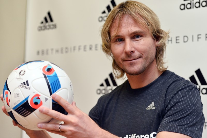 Bývalý kapitán české fotbalové reprezentace Pavel Nedvěd v Praze slavnostně odhalil míč Adidas Beau Jeu, s nímž se příští rok bude hrát skupinová fáze mistrovství Evropy. Bývalý kapitán české fotbalové reprezentace Pavel Nedvěd v Praze slavnostně odhalil míč Adidas Beau Jeu, s nímž se příští rok bude hrát skupinová fáze mistrovství Evropy.