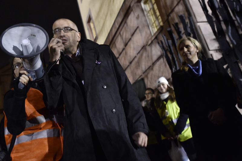 Rektor Masarykovy univerzity v Brně Mikuláš Bek na lampionovém průvodu k výročí 17. listopadu.