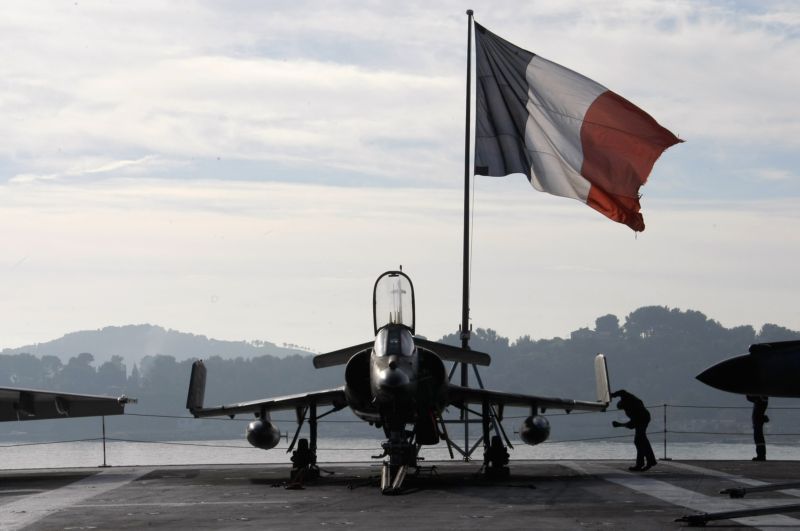 Francouzská letadlová loď Charles de Gaulle.