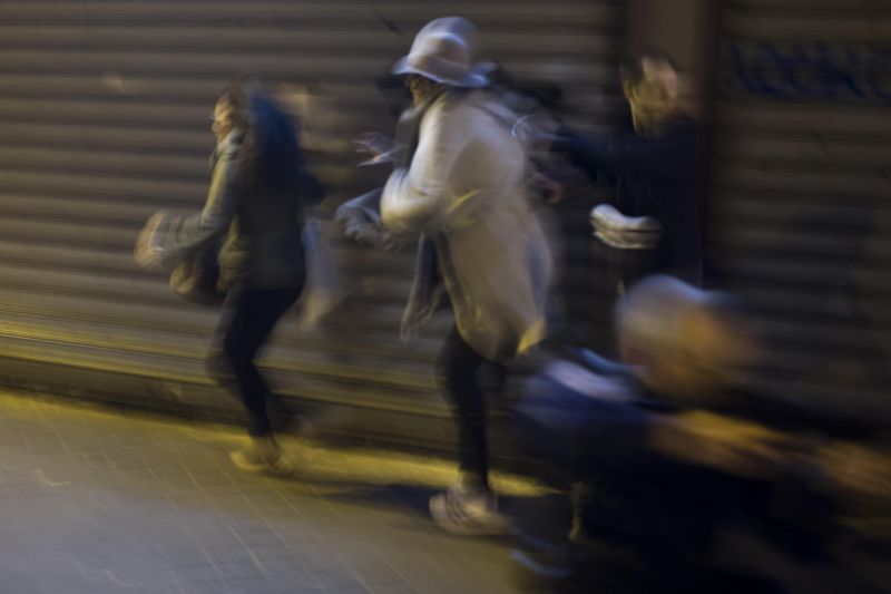 Lidé prchající z pařížského náměstí. Dva dny po útoku vypukla panika kvůli falešnému poplachu.