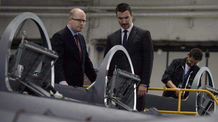Premiér Bohuslav Sobotka při návštěvě továrny Aero Vodochody.
