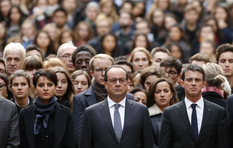 Prezident François Hollande při pietě v Paříži.