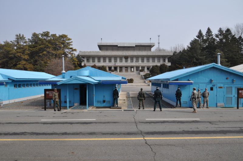 Korejské demilitarizované pásmo, které tvoří hranici mezi Jižní Koreou a komunistickou KLDR. Tato nárazníková zóna byla stanovena dohodou o příměří, jež v roce 1953 ukončila tříletou korejskou válku.