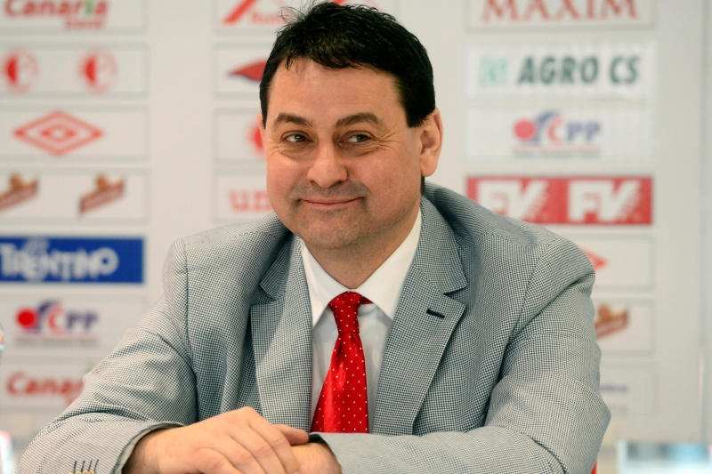 Ve věku 50 let nečekaně zemřel známý sportovní funkcionář Zbyněk Kusý, bývalý šéf hokejových Pardubic a někdejší generální ředitel pražské Slavie. Dle informací on-line deníku TÝDEN.CZ jej postihl infarkt.