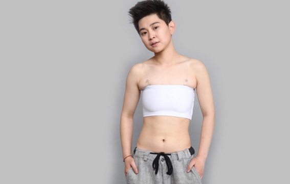 Transgender žena - na sobě má stahovací pás, kterým zakryje prsa.