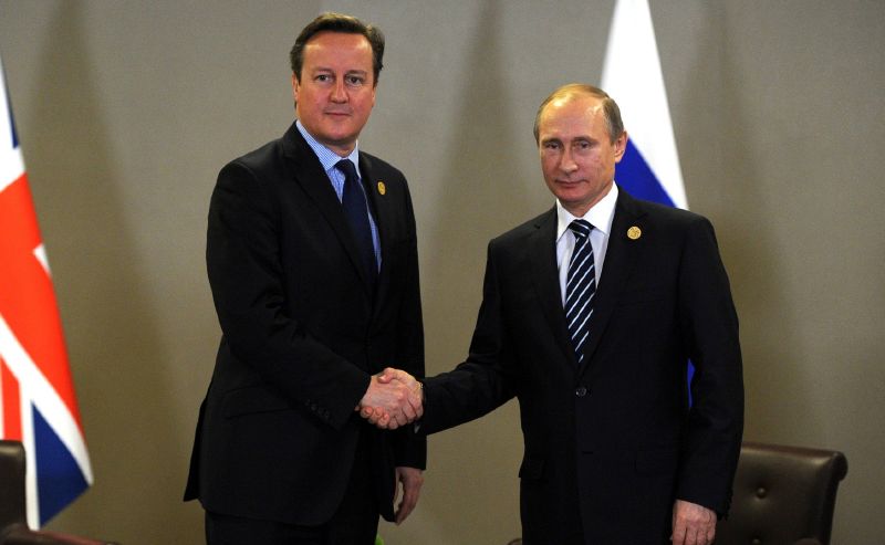 Britský premiér David Cameron (vlevo) a ruský prezident Vladimir Putin.