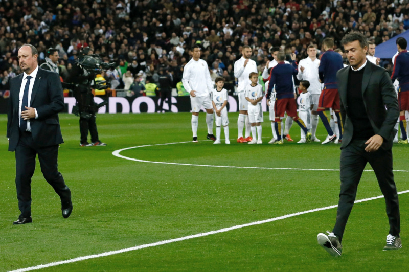 Luis Enrique (vpravo) z Barcelony a Rafael Benítez z Realu Madrid (vlevo).