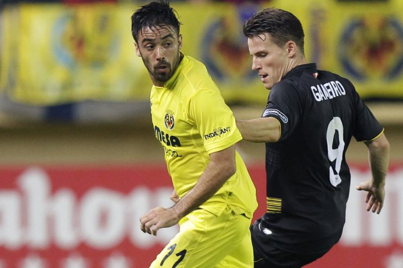 Jaume Costa (vlevo) v utkání proti Seville.
