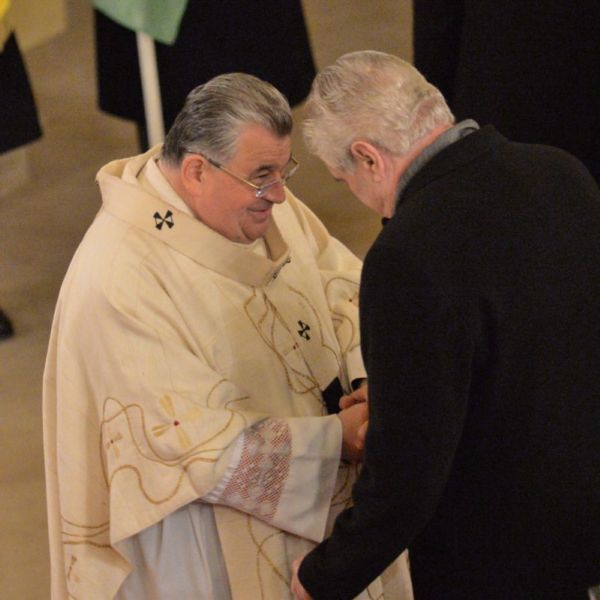 Kardinál Dominik Duka hovoří s prezidentem Milošem Zemanem v lánském kostele, kde sloužil mši.