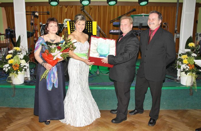 Jana Vildumetzová (ANO, druhá zleva).