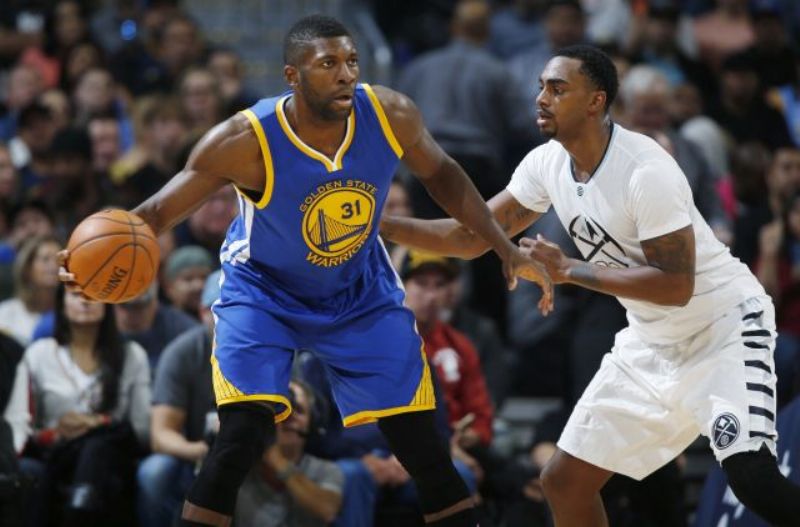 Momentka z utkání Golden State v Denveru.