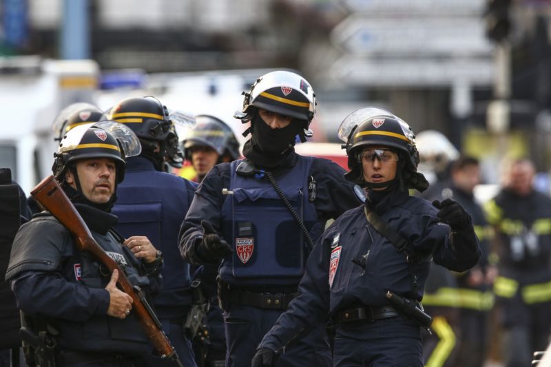 Policejní razie v Paříži. Policejní razie v Paříži.