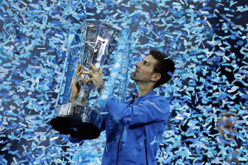Novak Djokovič s trofejí pro vítěze Turnaje mistrů. Novak Djokovič s trofejí pro vítěze Turnaje mistrů.