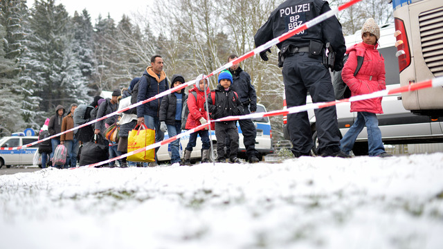 Německý policista organizuje skupinu uprchlíků na rakousko-německé hranici.