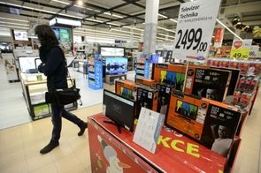 Žena nakupuje v hypermarketu Tesco.