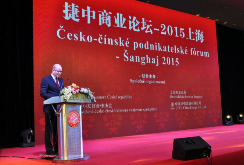 Premiér Bohuslav Sobotka na česko-čínském podnikatelském fóru 2015 v Šanghaji.