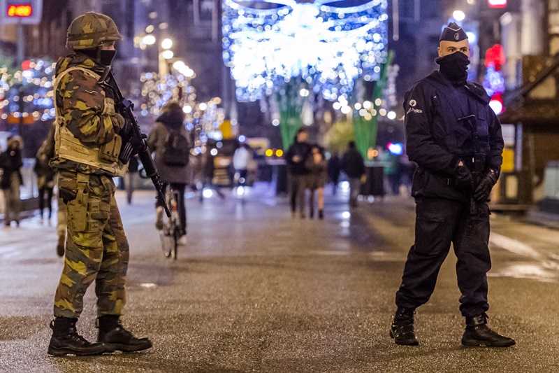 Policisté a vojáci v ulicích Bruselu.