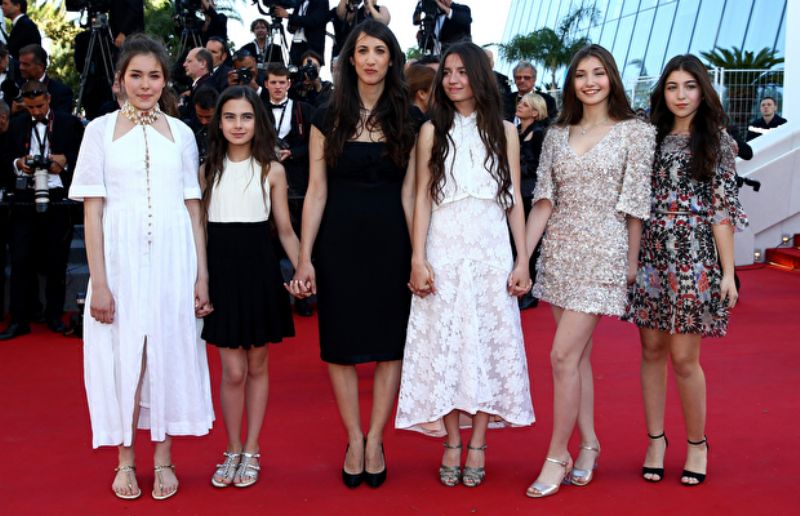 Režisérka Deniz Ergüvenová (uprostřed) a herečky z filmu Mustang na festivalu v Cannes. Režisérka Deniz Ergüvenová (uprostřed) a herečky z filmu Mustang na festivalu v Cannes.