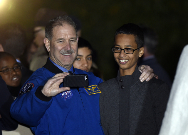 Ahmed Mohamed s bývalým kosmonautem Johnem Grunsfeldem. Chlapce podpořila i NASA.
