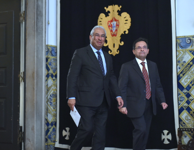 Předseda Socialistické strany António Costa (vlevo) s portugalským prezidentem Aníbal Cavaco.