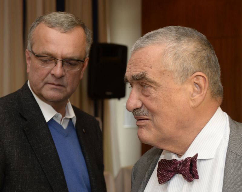 Karla Schwarzenberga (vpravo) vystřídá na postu předsedy TOP 09 Miroslav Kalousek.