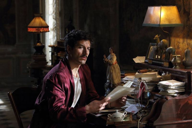 Foto z italského filmu Latin Lover / Milovník po italsku, který přináší příběh o opravdovém klasickém milovníkovi. Foto z italského filmu Latin Lover / Milovník po italsku, který přináší příběh o opravdovém klasickém milovníkovi.