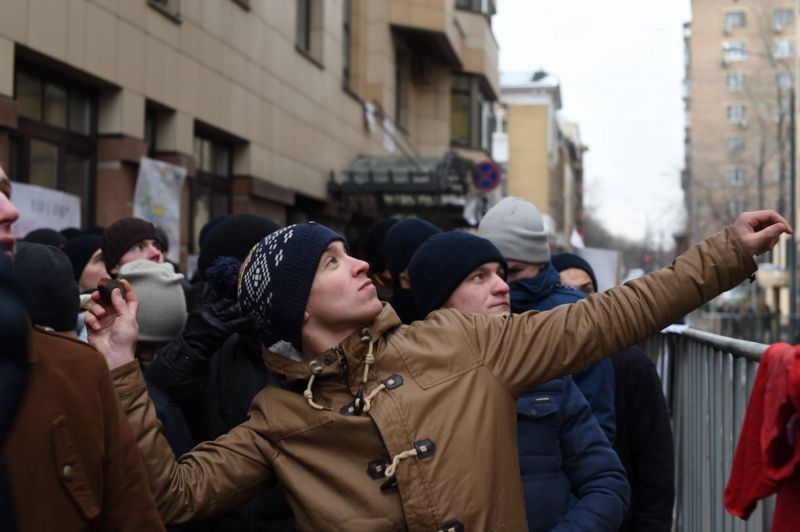 Demonstranti házeli do oken velvyslanectví kameny. Demonstranti házeli do oken velvyslanectví kameny.