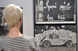 Fotografie z výstavy Evy Fukové s názvem Pábení.