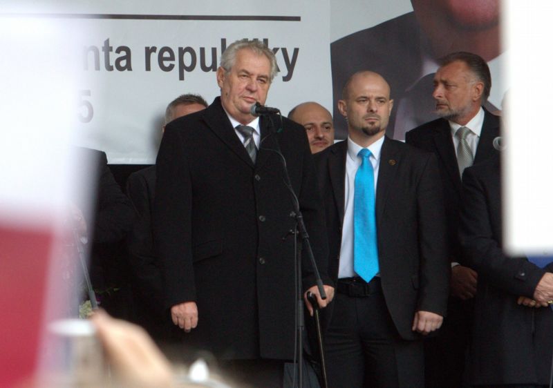 Prezident na pódiu s Martinem Konvičkou (vzadu uprostřed), kterého prý viděl poprvé.
