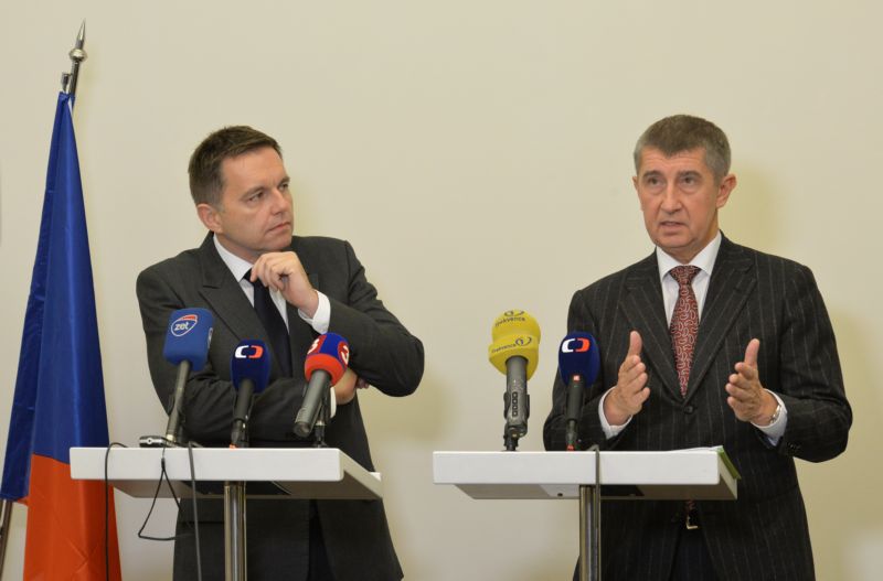 Ministři financí Česka Andrej Babiš (vpravo) a Slovenska Peter Kažimír (vlevo) vystoupili 26. listopadu v Praze na tiskové konferenci po společném jednání. Ministři financí Česka Andrej Babiš (vpravo) a Slovenska Peter Kažimír (vlevo) vystoupili 26. listopadu v Praze na tiskové konferenci po společném jednání.
