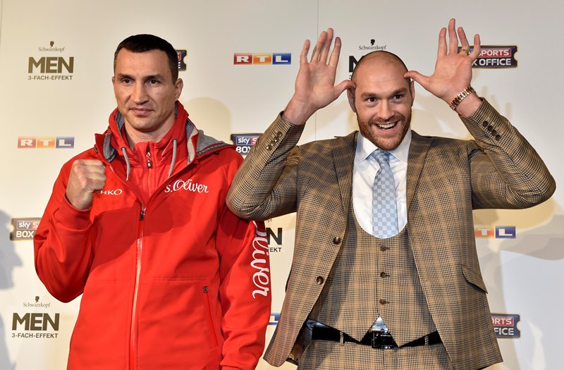 Britský boxer Tyson Fury (vpravo) před sobotním zápasem o titul mistra světa profesionálních organizací WBO, IBF, WBA a IBO v těžké váze znovu podráždil soupeře Vladimira Klička. 