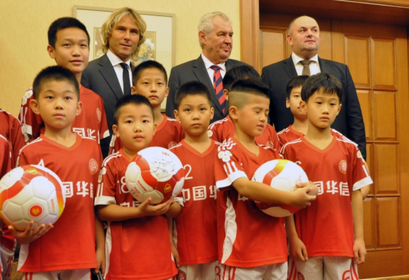 Čínské děti, Pavel Nedvěd, prezident Mikloš Zeman a Miroslav Pelta při představení česko-čínské spolupráce.