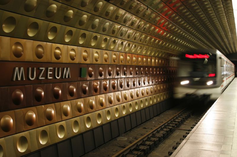 Mobilní opetároři společně pokryjí tunely metra C mezi stanicemi Muzeum a Roztyly. Mobilní opetároři společně pokryjí tunely metra C mezi stanicemi Muzeum a Roztyly.