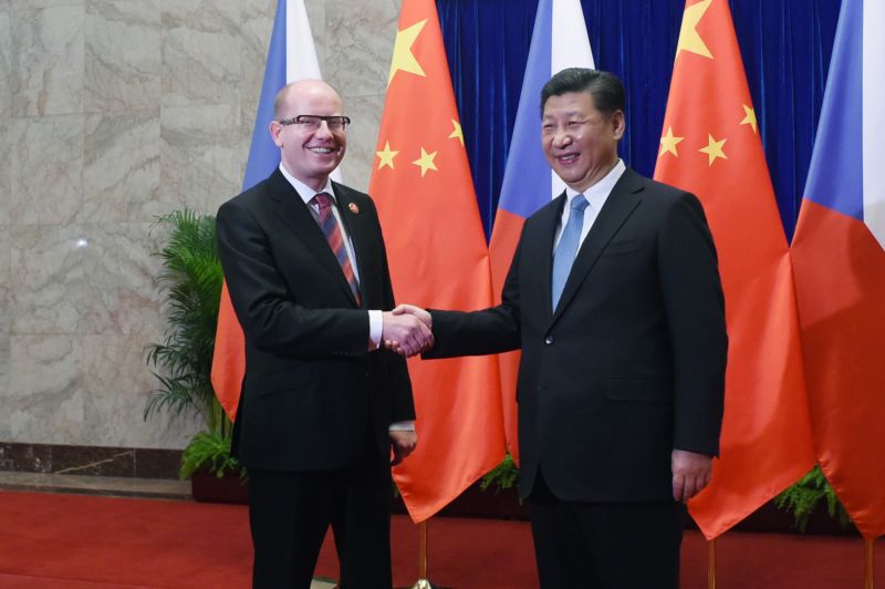 Premiér Bohuslav Sobotka s čínským prezidentem Si Ťin-pchingem.