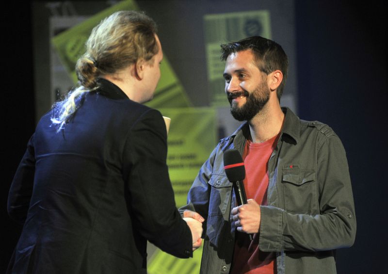 Režisér Martin Dušek předává Tomáši Kratochvílovi čestné uznání v kategorii Česká radost o nejlepší český dokument na mezinárodním festivalu dokumentárních filmů Ji.Hlava. Režisér Martin Dušek předává Tomáši Kratochvílovi čestné uznání v kategorii Česká radost o nejlepší český dokument na mezinárodním festivalu dokumentárních filmů Ji.Hlava.