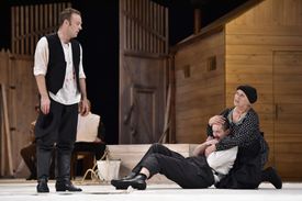 Zleva Tomáš Šuhaj v roli Jury Barana, Michal Bumbálek v roli Lojzka a Drahomíra Hofmanová v roli Marie.