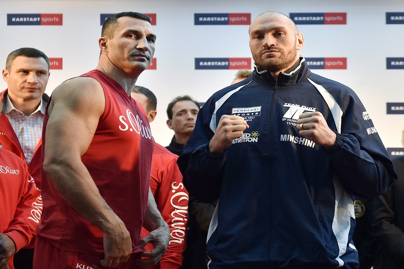 Vladimir Kličko (vlevo) a Tyson Fury. 