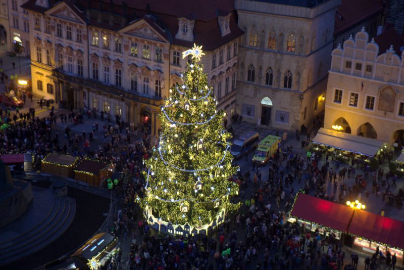 Na osvětlení stromu a stánků se použilo 20 tisíc LED diod.