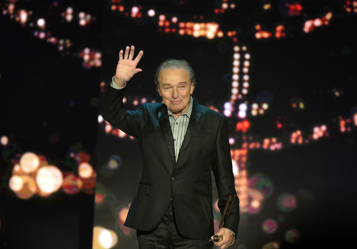 Karel Gott na jevišti Státní opery v Praze, kde osobně navzdory vážné nemoci převzal 40. Slavíka.