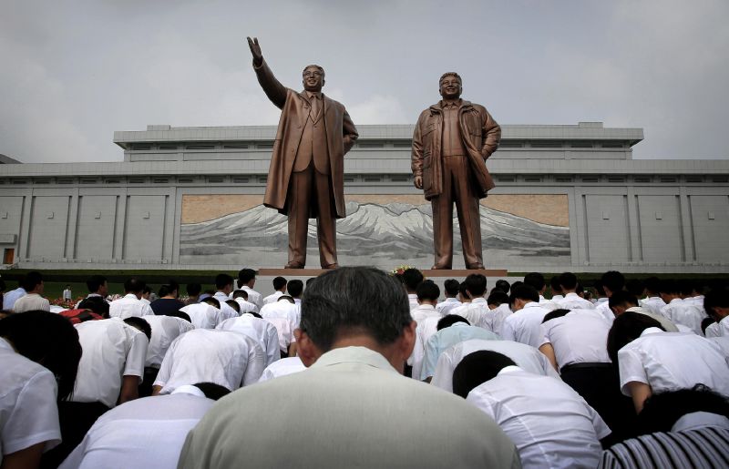 Bronzové sochy severokorejských vůdců Kim Čong-ila (vlevo) a Kim Ir-sena v Pchjongjangu.