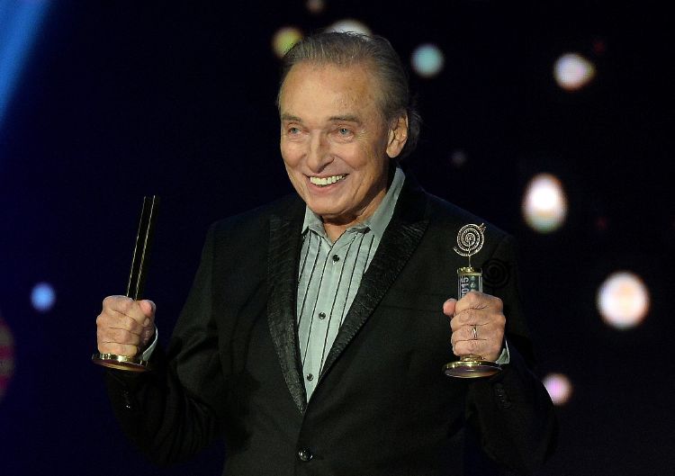 Karel Gott na jevišti Státní opery v Praze, kde osobně navzdory vážné nemoci převzal 40. Slavíka.