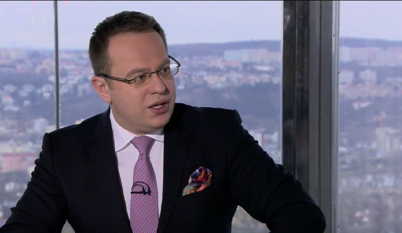 Václav Moravec při nedělním vysílání ze Žižkovské věže, kdy se spustil poplach.
