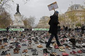 Boty na vyjádření solidarity poskytly i známé osobnosti.