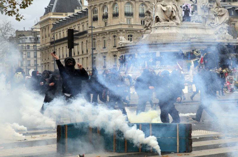 Policie v Paříži před summitem zakročila proti demonstrantům. Policie v Paříži před summitem zakročila proti demonstrantům.
