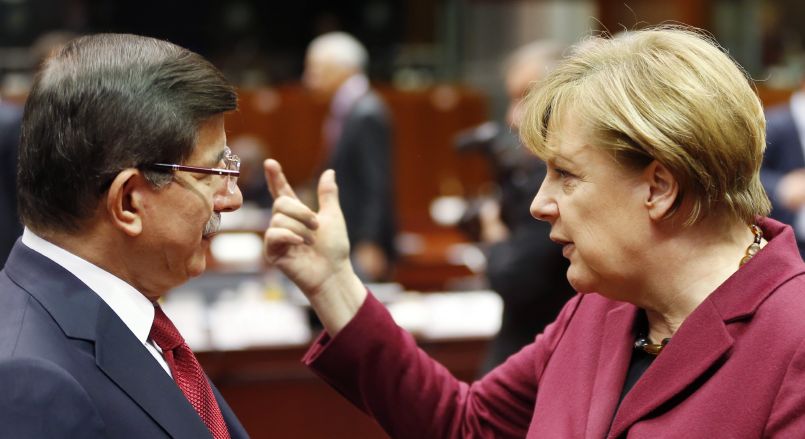 Německá kancléřka Angela Merkelová a turecký premiér Ahmet Davutoglu.