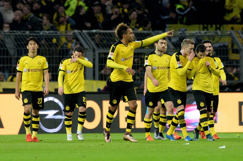 Slavící fotbalisté Borussie Dortmund.