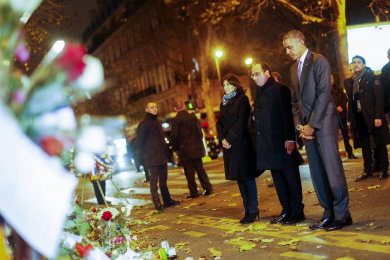 Americký prezident Barack Obama (vpravo), francouzský prezident François Hollande a pařížská starostka Anne Hidalgová u památníku obětí teroristického útoku v Paříži. Americký prezident Barack Obama (vpravo), francouzský prezident François Hollande a pařížská starostka Anne Hidalgová u památníku obětí teroristického útoku v Paříži.